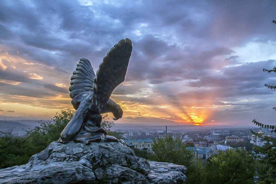 Скульптура Орла на горе Горячей